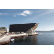 2a. Centrum múzických umění Kilden v Norsku tvoří ocelová konstrukce se zvlněnou dubovou fasádou, která přesahuje do interiéru budovy.