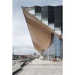 2b. Centrum múzických umění Kilden v Norsku tvoří ocelová konstrukce se zvlněnou dubovou fasádou, která přesahuje do interiéru budovy.