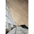 2c. Centrum múzických umění Kilden v Norsku tvoří ocelová konstrukce se zvlněnou dubovou fasádou, která přesahuje do interiéru budovy.